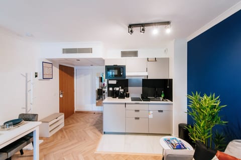 Kitchen & dining area