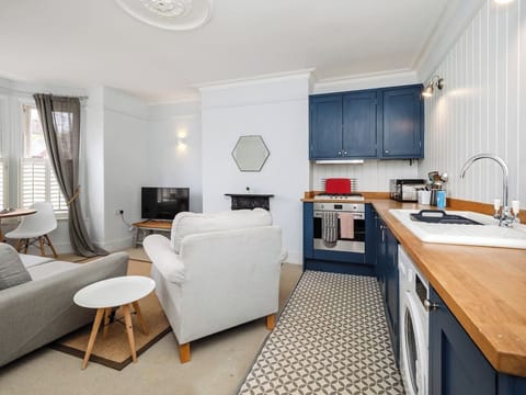 d27287fb-421c-4da6-820b-db25db3010f2