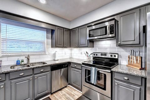 Full, well equipped kitchen