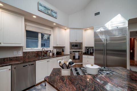 Lovely stainless steel appliances (Sub-Zero refrigerator)