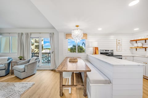 Dining/Kitchen - You have comfortable seating for the whole family in the dining area for breakfast, lunch or dinner.