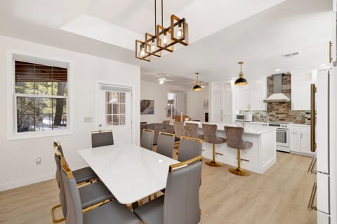 A beautiful dining table to enjoy a delicious home cooked meal.