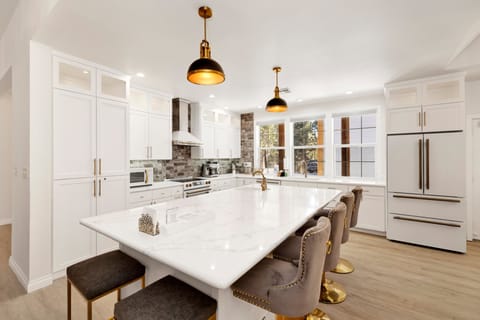 A beautiful dining table to enjoy a delicious home cooked meal.