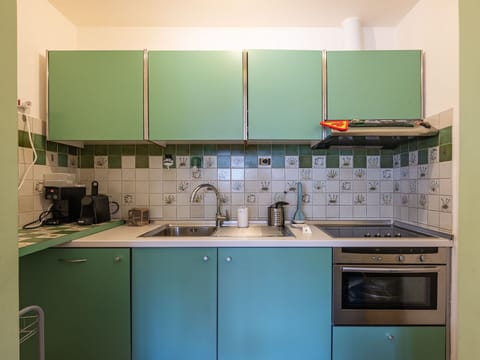 Kitchen, Kitchen Appliance, Major Appliance, Countertop, Kitchen Sink, Interior Design, Kitchen Stove, Cabinetry, Stove, Flooring