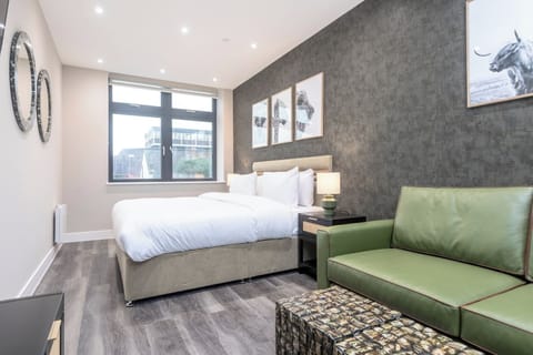 Bedroom with super king-size bed (200 × 180 cm)