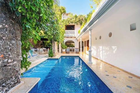 Private pool · Tropical garden · Colonial arches · Open 24h