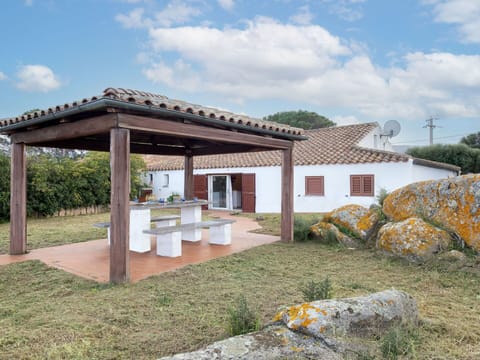 Roof, Land Lot, Shade, Farmhouse, Cottage, Estate, Outdoor Structure, Pavilion, Garden, Landscaping