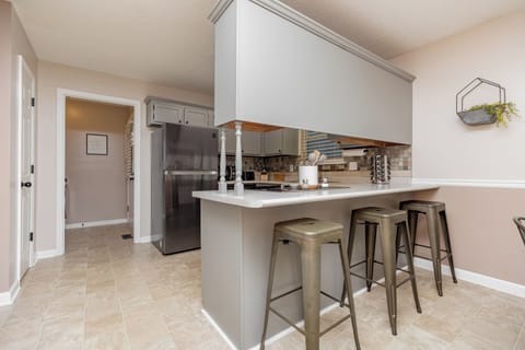 Fully equipped kitchen w/Dining Table & Bar Table [total seating: 6]