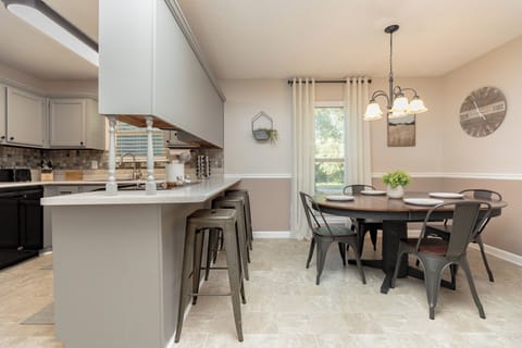 Fully equipped kitchen w/Dining Table & Bar Table [total seating: 6]