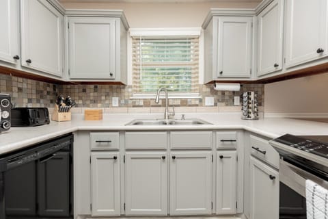 Fully equipped kitchen w/Dining Table & Bar Table [total seating: 6]