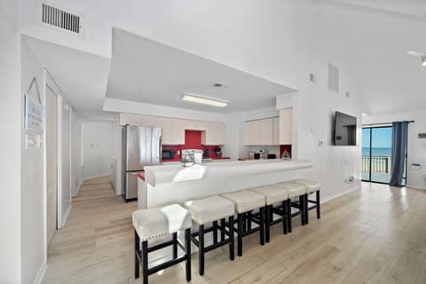 Kitchen - Countertop Seating