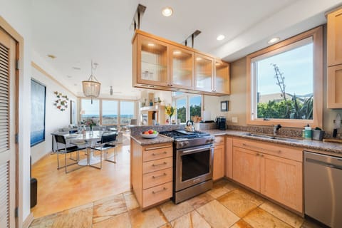 Ocean view fully equipped kitchen with breakfast bar, gas range, dishwasher, full fridge and microwave.