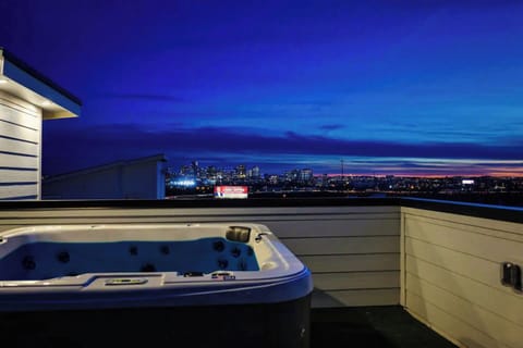 Hot Tub on Rooftop w Downtown views!