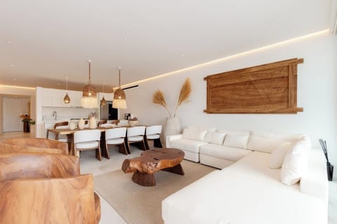 La sala está diseñada para el máximo confort, creando un espacio acogedor y relajante. Conecta de manera fluida la terraza y la cocina, ofreciendo una distribución abierta perfecta para convivir.
