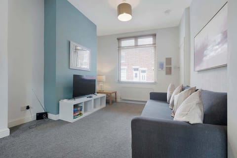 Cosy living room equipped with a SMART TV with Netflix, plenty of space to sit down and relax.