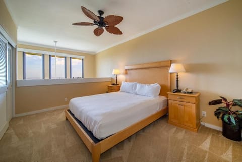 Bedroom with 1 Queen bed