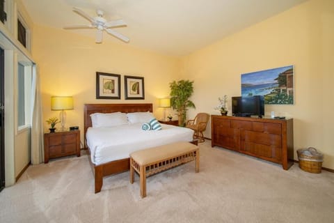 Bedroom with 1 Queen bed