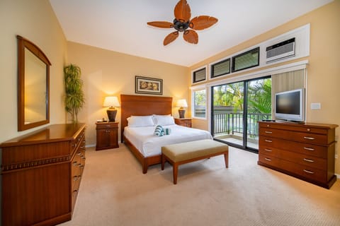 Bedroom with 1 Queen bed