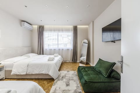 Bedroom with 1 double bed and 1 single bed