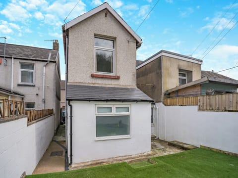 Patio | Heaven&rsquo;s Cottage, Rhondda Valley