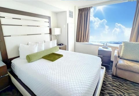 Relax in a Queen Bed or Sofa Bed with Ocean Views!