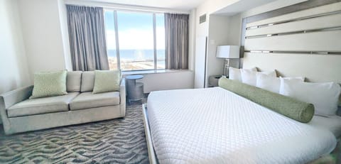 Studio with Queen Bed, Sofa Bed & Stunning Ocean View!