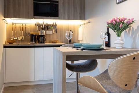 Modern kitchen with ambient lighting – A fully equipped space, perfect for preparing meals after a beach day or fishing at Resko Lake.