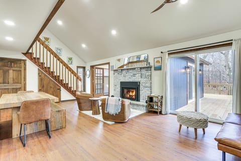 Middle Smithfield Township Vacation Rental | 3BR | 2BA | Stairs Required