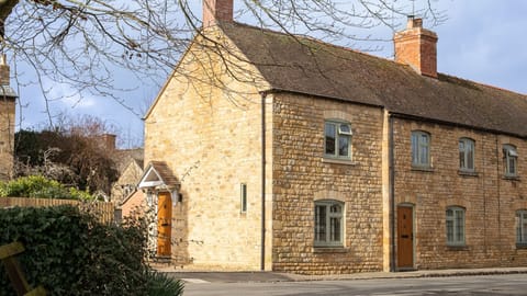 The epitome of Cotswold charm, Crafty Cottage is tucked away on a quiet street in the vibrant town of Chipping Camden.