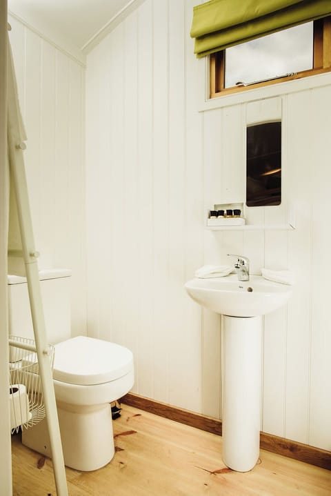 03BlackHut-27-5-16-0076