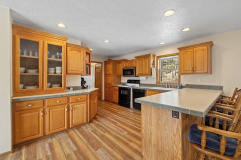 Comfortable kitchen breakfast bar.
