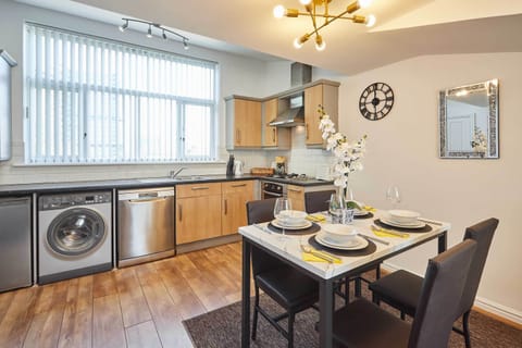 Abigail's Apartment, Wolverhampton - Host & Stay