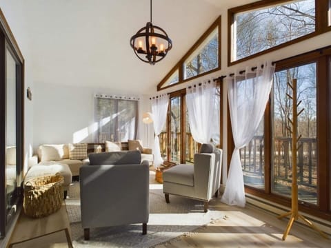 Sun room with lake view (seasonal)