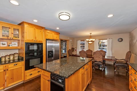Fully stocked kitchen with all you need to make your favorite foods. (please bring spices if needed).