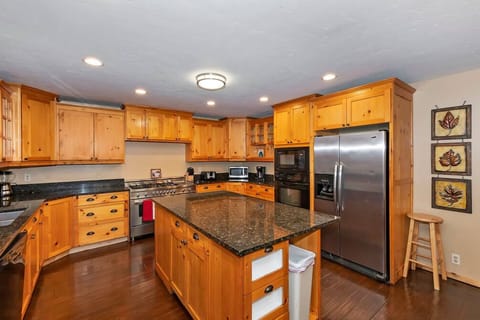 Fully stocked kitchen with all you need to make your favorite foods. (please bring spices if needed).