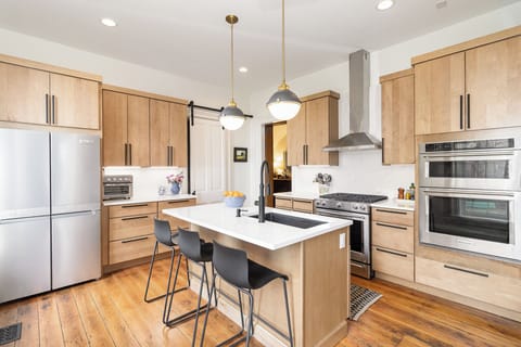 Kitchen with breakfast bar