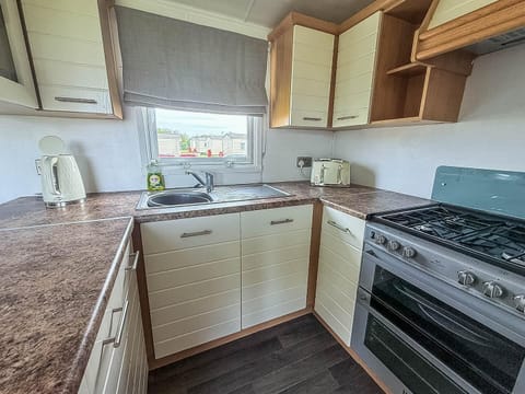 The kitchen area in our static caravan to rent UK is functional and make preparing meals a breeze. With early check-in options available to get ahead on dinner plans.