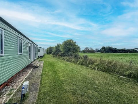 Stunning field views in this 8 berth static caravan where you can enjoy the perfect blend of comfort and nature at Sunnydale Holiday Park.