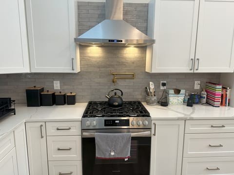 5 burner gas stove with pot filler.