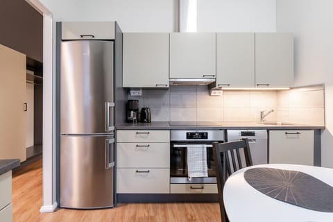 The kitchen has everything you need for cooking, such as an oven, stove, fridge, microwave, microwave, microwave and more.