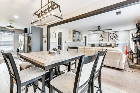 Dining Area | Dishware & Flatware Provided