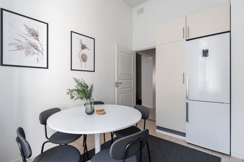 Fully equipped kitchen, where you will find all the basics for cooking. The kitchen has an oven, hob, microwave, fridge, freezer and dishwasher.