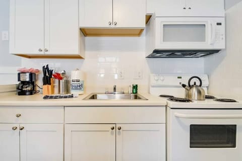 Baileys Beach Cottage kitchen