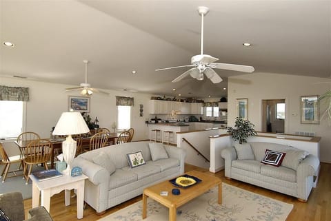 mainupper level-living room-_dsc9177