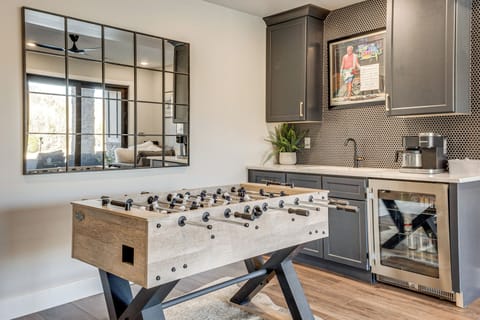 Basement Living Area | Wet Bar | Foosball Table | Free WiFi