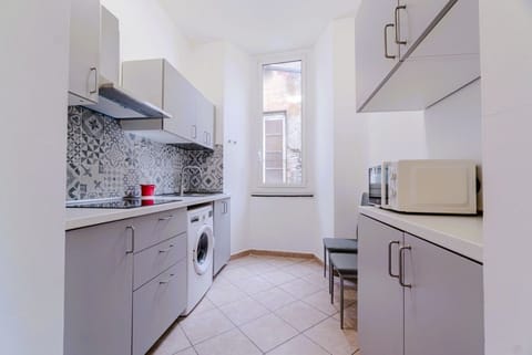 Roomy flat perfect for 5 guests and newly renovated to offer a cosy atmosphere, located on the first floor WITHOUT lift. Conveniently position in front of Piazza Principe train station, a 1-minute walk away, the flat has a living room and two large bedro Apartment in Genoa