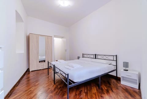 Roomy flat perfect for 5 guests and newly renovated to offer a cosy atmosphere, located on the first floor WITHOUT lift. Conveniently position in front of Piazza Principe train station, a 1-minute walk away, the flat has a living room and two large bedro Apartment in Genoa