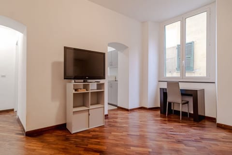Roomy flat perfect for 5 guests and newly renovated to offer a cosy atmosphere, located on the first floor WITHOUT lift. Conveniently position in front of Piazza Principe train station, a 1-minute walk away, the flat has a living room and two large bedro Apartment in Genoa