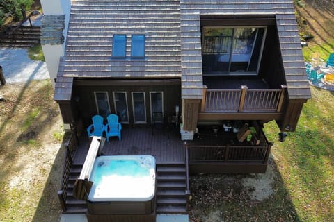 End your day here—bubbles, mountain breeze, and good company.