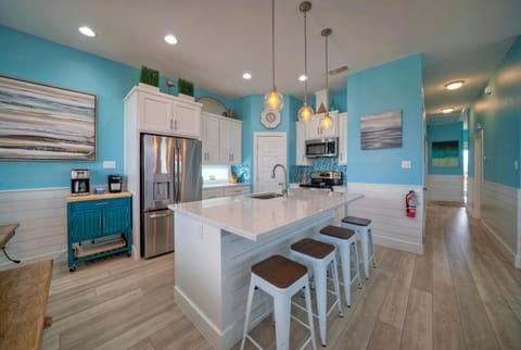 Barstool seating. (Whatabeach)